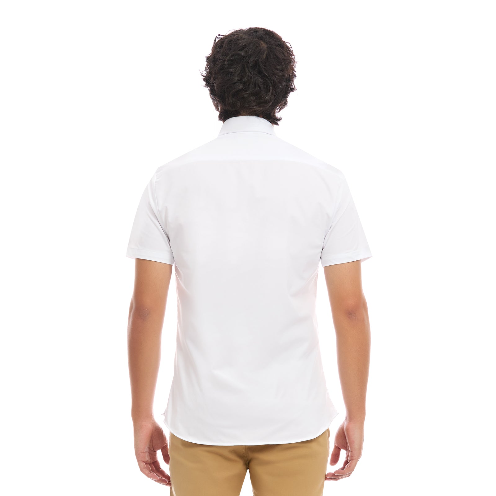 Vista posterior de Hombre vistiendo Camisa Blanca Manga Corta Estilo Business Casual