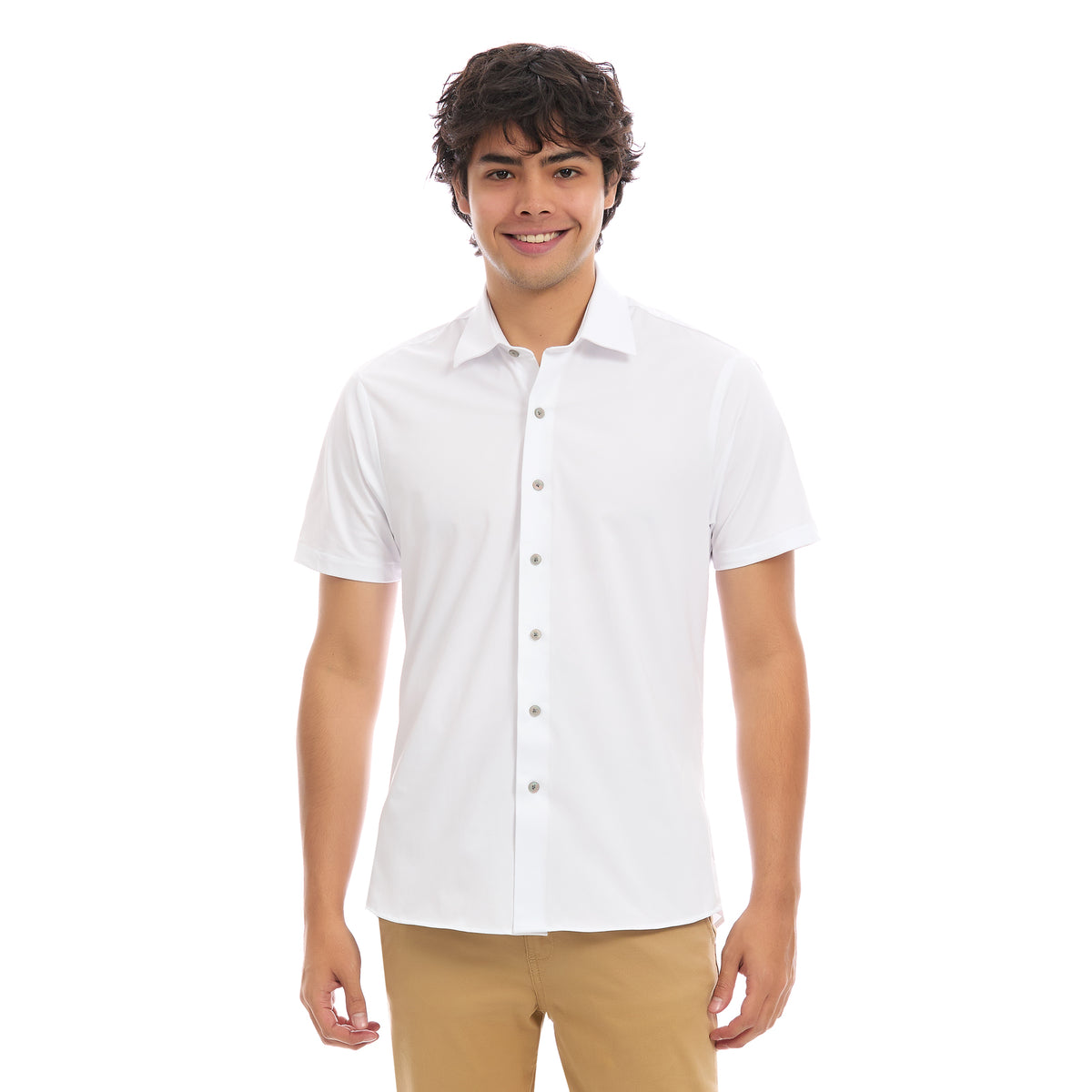 Hombre vistiendo Camisa Blanca Manga Corta Estilo Business Casual, Vista de Frente.