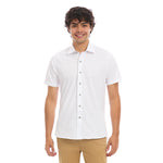 Hombre vistiendo Camisa Blanca Manga Corta Estilo Business Casual, Vista de Frente.