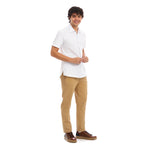 Cuerpo completo de hombre vistiendo camisa blanca de manga corta estilo business casual