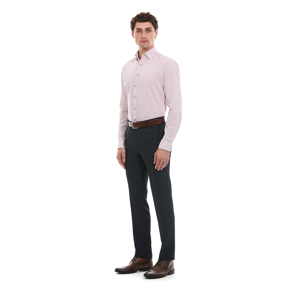 Cuerpo completo de hombre vistiendo camisa rosa de manga larga estilo formal

