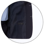 Primer plano del forro interior de satén azul del saco, mostrando un bolsillo interno y la etiqueta de la marca 'Vittorio Forti' con pespunte blanco.