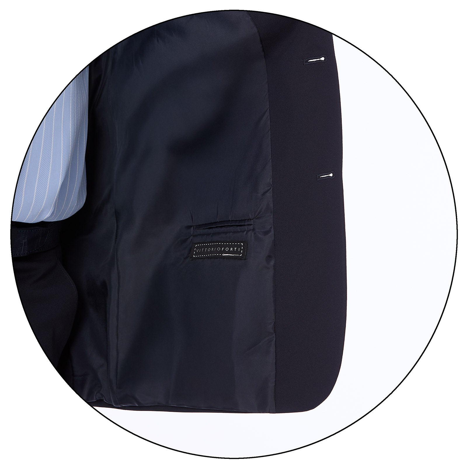 Primer plano del forro interior de satén azul del saco, mostrando un bolsillo interno y la etiqueta de la marca 'Vittorio Forti' con pespunte blanco.