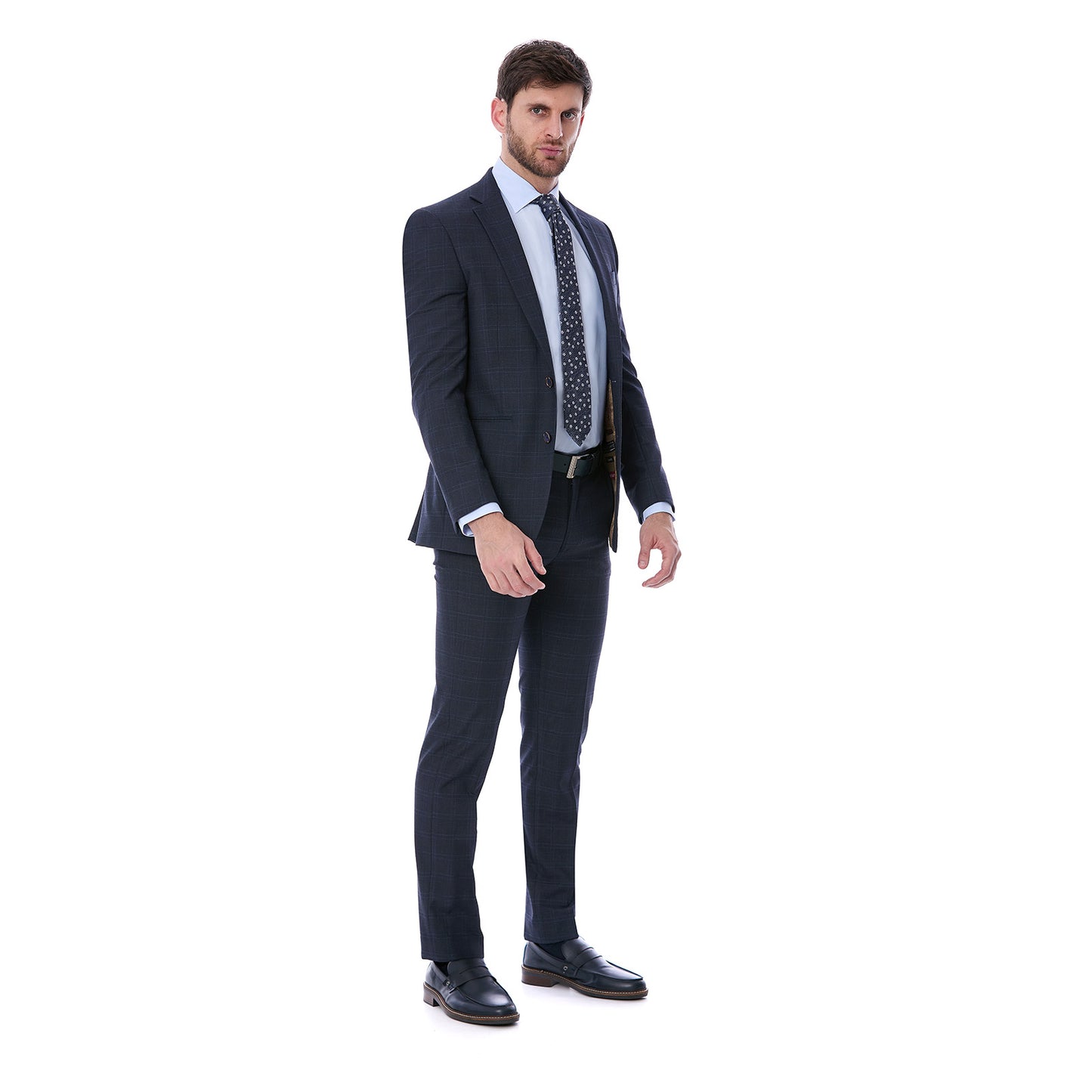 Vista de Total Look de Hombre Portando Traje de Dos piezas con corte recto slim fit con tejido a cuadros.
