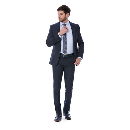 Hombre Vistiendo Traje Formal corte slim fit azul marino a cuadros de Vittorio Forti, ideal para oficina o eventos formales.