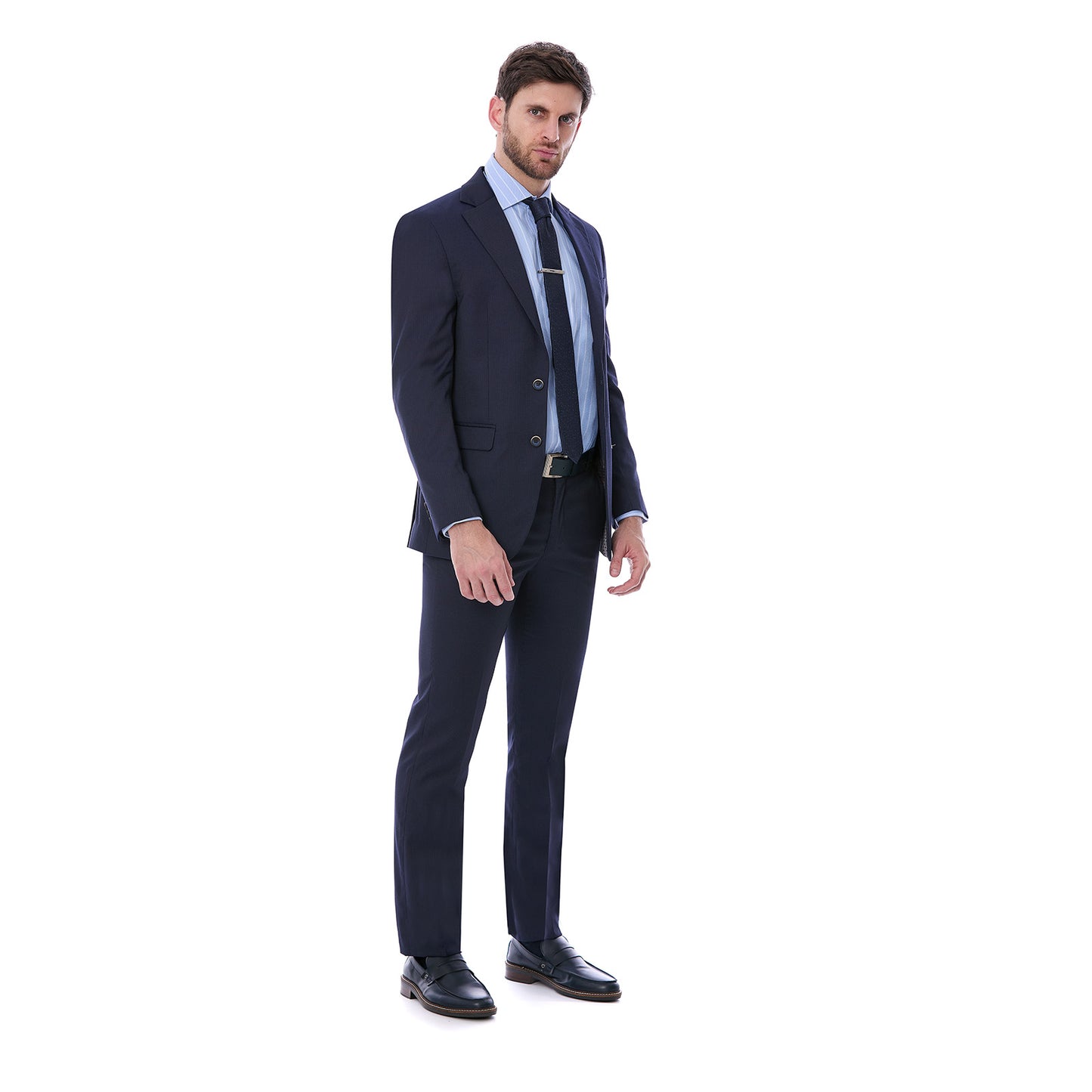 Hombre portando Traje Formal corte slim fit azul marino en Tejido Liso Vittorio Forti , este traje de dos piezas es  ideal para oficina y eventos formales.