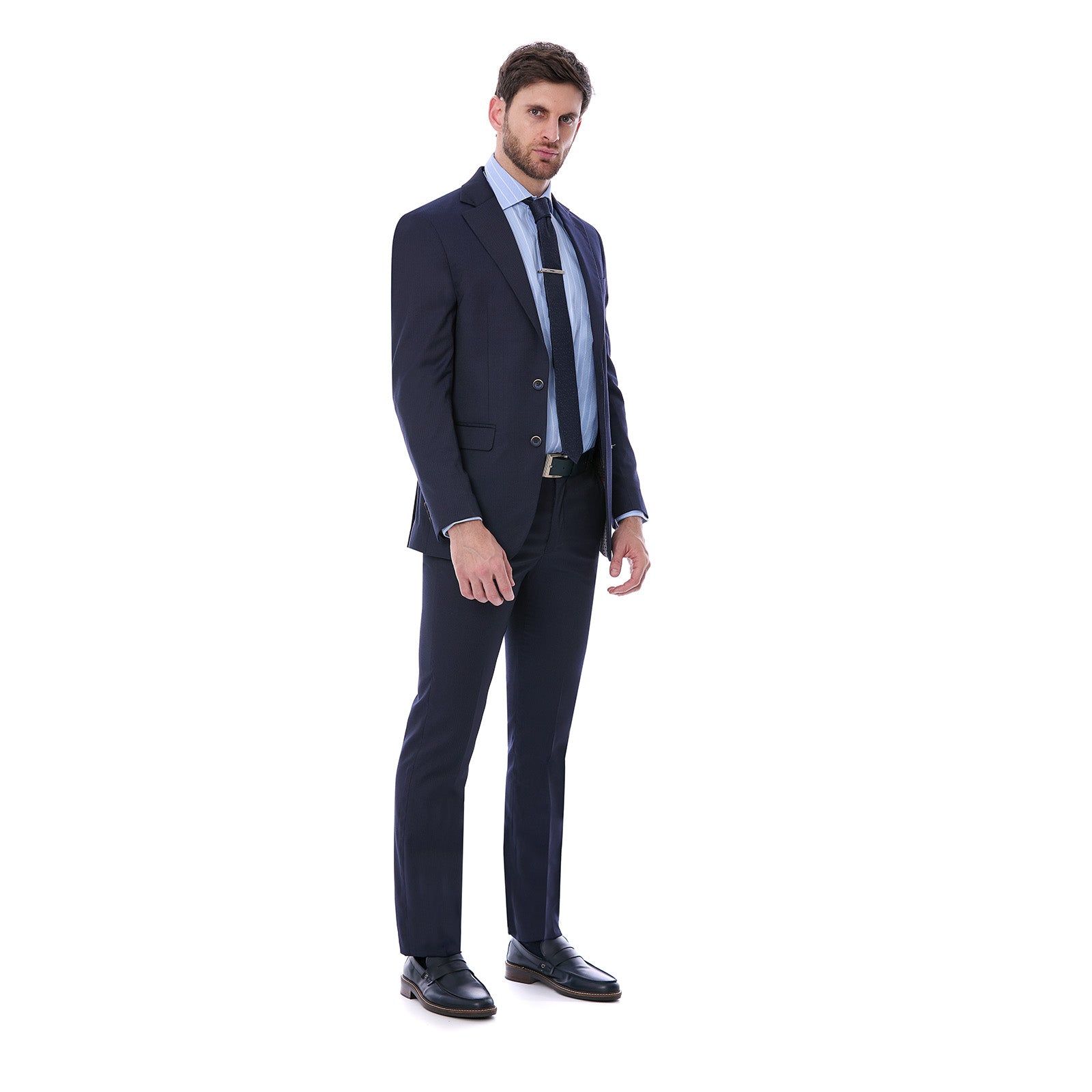 Hombre portando Traje Formal corte slim fit azul marino en Tejido Liso Vittorio Forti , este traje de dos piezas es  ideal para oficina y eventos formales.